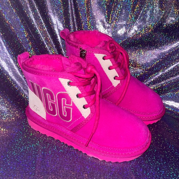 Child Neumel Graphic Outline Chukka UGG Boot - Picture 1 of 9